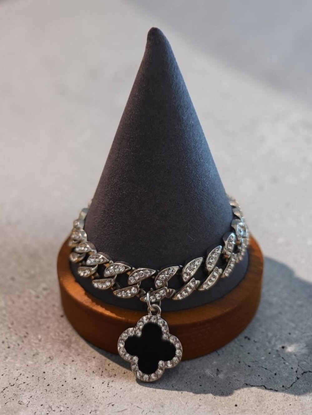 SASSIFIED BOUTIQUE NWT Crystal Curb Chain Bracelet with Black Clover Pendant - Picture 1 of 3